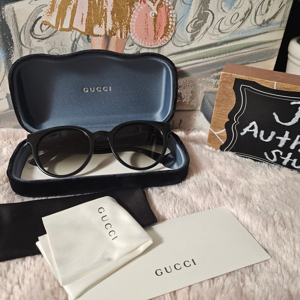 Gucci Women's Elegant Black Sunglasses